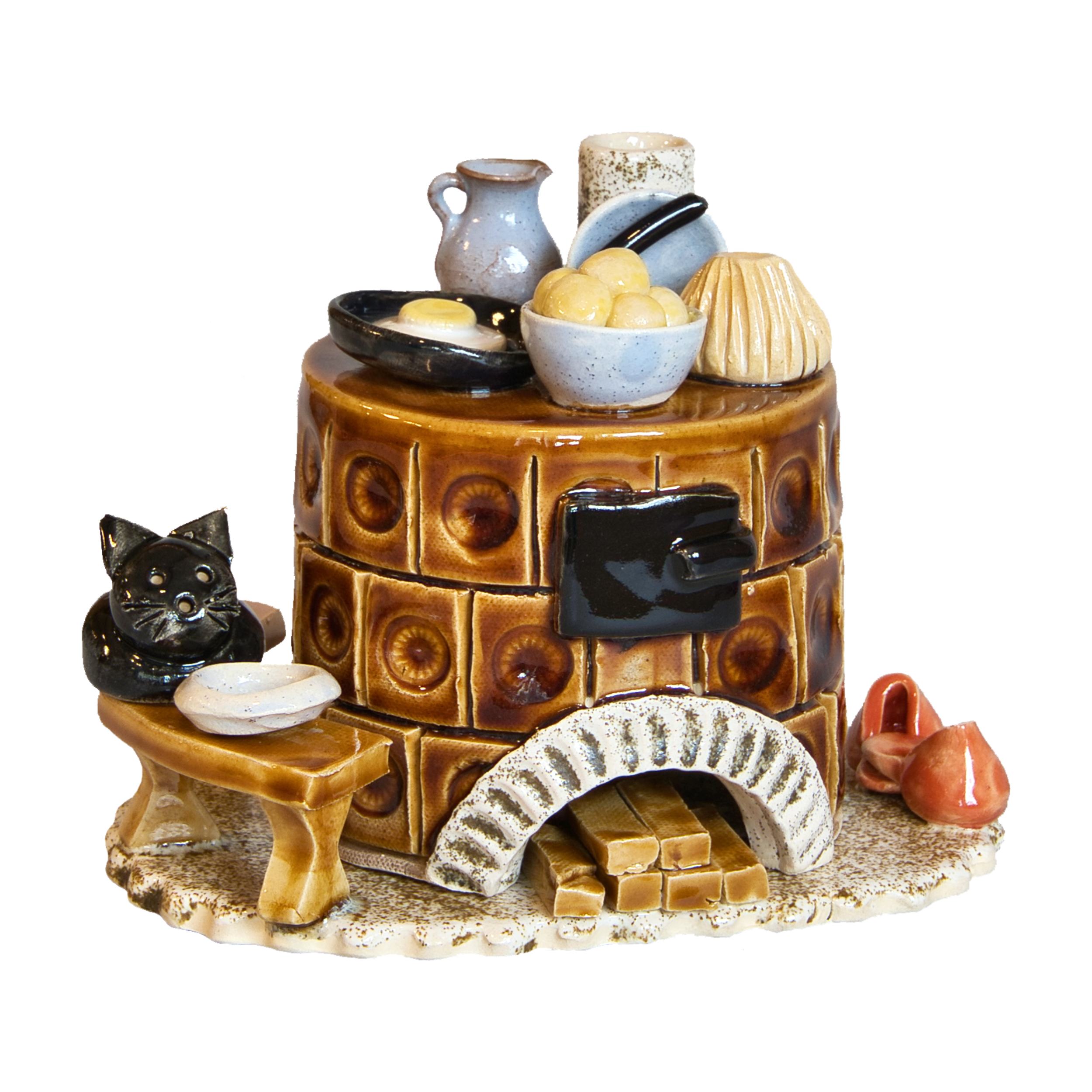 Der Keramik-Räucherofen Mini rund der Keramikwerkstatt Carola Busch ist ein Keramikmodell in warmem Braun, das ein rustikales Design mit Lebensmitteln wie Brot und Butter darauf aufweist. Eine schwarze Katze sitzt auf einer kleinen Bank mit einer Schüssel und eine Treppe führt zum Eingang des Ofens und zeigt erzgebirgische Handwerkskunst.