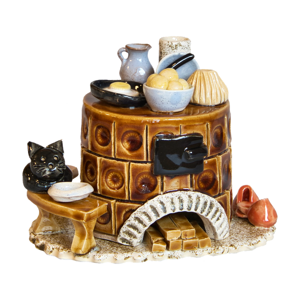 Der Keramik-Räucherofen Mini rund der Keramikwerkstatt Carola Busch ist ein Keramikmodell in warmem Braun, das ein rustikales Design mit Lebensmitteln wie Brot und Butter darauf aufweist. Eine schwarze Katze sitzt auf einer kleinen Bank mit einer Schüssel und eine Treppe führt zum Eingang des Ofens und zeigt erzgebirgische Handwerkskunst.