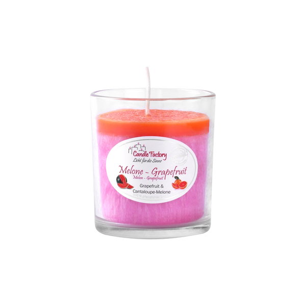 Das Party Light „Melone-Grapefruit“ von The Candle Factory ist eine nachhaltige Duftkerze im transparenten Glas, mit Fruchtscheiben und dem Namen „Melone-Grapefruit“. Sie verströmt einen Duft nach Pink Grapefruit und Melone und sorgt für eine erfrischende Atmosphäre.
