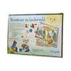Das Brettschneider Verpackungen GmbH Brettspiel „Abenteuer im Liederwald“ Edition Kinderlieder bietet farbenfrohe Waldszenen-Illustrationen mit Musikinstrumenten und Spielfiguren. Der deutsche Text lässt Sie in das Abenteuer Erzgebirgischer Liederwald eintauchen, während der Titel über einem fröhlichen Sonnen- und Waldweg erstrahlt.