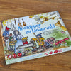 Das Brettspiel „Abenteuer im Liederwald“ Edition Kinderlieder von Brettschneider Verpackungen GmbH bietet eine skurrile erzgebirgische Liederwaldkulisse mit lebhaften Musikern, Tieren und hängenden Instrumenten in leuchtenden Farben, die über die Holzoberfläche tanzen.