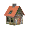 Das Räucherhäuschen Brauhaus der Original Crottendorfer Räucherkerzen ist ein dekoratives Keramikhaus im deutschen Stil mit rotem Ziegeldach und Abbildungen von Menschen, Fässern und Laub. Das Schild trägt die Aufschrift „Altes Brauhaus“ und eignet sich ideal als Räucherkerzenhalter, um Ihren Räumen herrliche Düfte zu verleihen.
