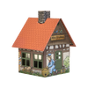 Das Räucherhäuschen Brauhaus von Original Crottendorfer Räucherkerzen ist ein charmantes kleines Haus mit rotem Dach, Steinkamin und dem Schild „Altes Brauhaus“. Eine Person füllt ein Fass neben aufgemalten Blumen- und Wagendetails, das einem Räucherkerzenhalter ähnelt, um Duftaromen herzustellen.
