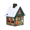 Das Räucherhäuschen „Räucherkerzenland“ von Original Crottendorfer Räucherkerzen ist ein dekoratives Miniaturhaus mit schneebedecktem Dach, einer Familienabbildung im Inneren und einem Comic-Weihnachtsbaum mit metallischen Ornamenten, der durch das Fenster sichtbar ist und gleichzeitig als Räucherkerzenhalter dient.