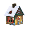 Das Räucherhäuschen Räucherkerzenland von Original Crottendorfer Räucherkerzen ist ein bezauberndes Miniaturhaus, das als Räucherkerzenhalter dient und über ein schneebedecktes Dach, lebendige Illustrationen, einen Schornstein, rote Fensterrahmen, ein Türschild und farbenfrohe Cartoonfiguren mit Bäumen an der Außenseite verfügt.