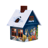 Das Räucherhäuschen Weihnachtsabend von Original Crottendorfer Räucherkerzen ist ein kleines blaues Modellhaus mit weihnachtlichen Illustrationen, einem weiß verschneiten Dach mit einem als Räucherkerzenhalter gestalteten Schornstein und metallgerahmten Fenstern mit festlicher Dekoration.