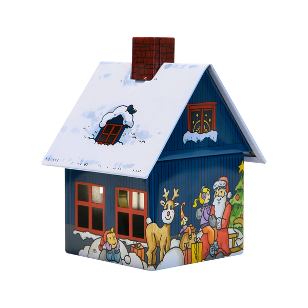 Das Räucherhäuschen Weihnachtsabend von Original Crottendorfer Räucherkerzen ist ein kleines blaues Modellhaus mit weihnachtlichen Illustrationen, einem weiß verschneiten Dach mit einem als Räucherkerzenhalter gestalteten Schornstein und metallgerahmten Fenstern mit festlicher Dekoration.