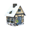 Eine cartoonartige Illustration des Räucherhäuschens Winterfreude von Original Crottendorfer Räucherkerzen zeigt ein kleines Haus mit schneebedecktem Dach und blauer Tür. Rauch steigt aus dem Schornstein und verstärkt die festliche Stimmung, während in der Nähe jemand in Winterkleidung einen Schneemann baut.