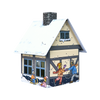 Das Räucherhäuschen Winterfreude von Original Crottendorfer Räucherkerzen ist ein uriges, schneebedecktes Spielzeughaus mit farbenfrohen Abbildungen von Schlittschuhläufern und spielenden Kindern. Es verfügt über einen Schornstein und blau umrandete Fenster und dient gleichzeitig als Räucherkerzenhalter.