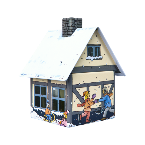 Das Räucherhäuschen Winterfreude von Original Crottendorfer Räucherkerzen ist ein uriges, schneebedecktes Spielzeughaus mit farbenfrohen Abbildungen von Schlittschuhläufern und spielenden Kindern. Es verfügt über einen Schornstein und blau umrandete Fenster und dient gleichzeitig als Räucherkerzenhalter.
