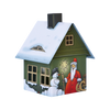 Das Räucherhäuschen Weihnachten von Original Crottendorfer Räucherkerzen ist eine Metalldose in Form eines verschneiten Hauses mit Winterszenen mit einem Schneemann und einer Figur in einem roten Mantel. Es verfügt über detaillierte Fenster und einen Kamin und fungiert als Räucherkerzenhalter.