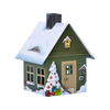 Illustration des Räucherhäuschens Weihnachten von Original Crottendorfer Räucherkerzen: ein kleines, grünes Holzhaus mit schneebedecktem Dach, Vogelhäuschen, festliche Dekoration, Weihnachtsbaum mit metallischen Ornamenten. Geschenkboxen und ein bezaubernder Räucherkerzenhalter runden das Weihnachtsthema ab.
