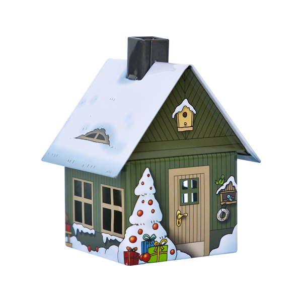 Illustration des Räucherhäuschens Weihnachten von Original Crottendorfer Räucherkerzen: ein kleines, grünes Holzhaus mit schneebedecktem Dach, Vogelhäuschen, festliche Dekoration, Weihnachtsbaum mit metallischen Ornamenten. Geschenkboxen und ein bezaubernder Räucherkerzenhalter runden das Weihnachtsthema ab.