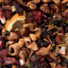 Eine lebendige Mischung aus getrockneten Früchten, Gewürzen und Kräutern wie Orangenscheiben, Apfelstücken und Zimtstangen - die Original Crottendorfer Früchteteemischung "Feuerzangenbowle" ist ideal für aromatisierten Früchtetee oder winterliche Bowle.