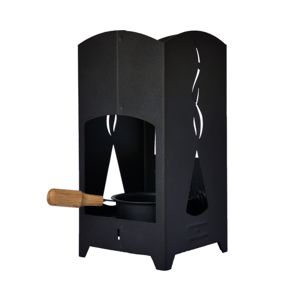 Die Räucherlaterne „Räucherkerze“ von Original Crottendorfer Räucherkerzen ist eine schwarze Metall-Kochplatte mit einem Topf mit Holzgriff, ideal zum Eintopfkochen und als Räucherkerzenhalter. Ihre hohe rechteckige Struktur hat ausgestanzte Formen und verbindet Funktion mit Flair.
