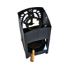 Die Räucherlaterne „Räucherkerze“ von Original Crottendorfer Räucherkerzen ist ein schwarzer, zylindrischer Metallofen mit aufwendigen Ausschnittmustern und einem Holzgriff. Er hat oben eine runde Öffnung für Teelichter und hebt sich elegant vom schwarzen Hintergrund ab.