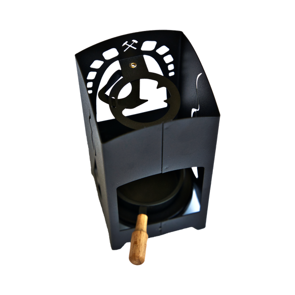 Die Räucherlaterne „Räucherkerze“ von Original Crottendorfer Räucherkerzen ist ein schwarzer, zylindrischer Metallofen mit aufwendigen Ausschnittmustern und einem Holzgriff. Er hat oben eine runde Öffnung für Teelichter und hebt sich elegant vom schwarzen Hintergrund ab.