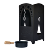 Schwarze Feuerstelle aus Metall mit dekorativen Aussparungen und der Gravur „Räucherkerze“ auf der Vorderseite. Inklusive schwarzer Pfanne mit Holzgriff, ideal für einen gemütlichen Abend, da Original Crottendorfer Räucherkerzen einen warmen Schein in Ihrem Außenbereich verbreiten.