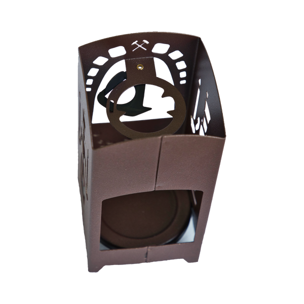Die Räucherlaterne „Bergmann/Engel“ von Original Crottendorfer Räucherkerzen ist ein braunes Metalldesign mit quadratischem Sockel, aufwendigen Ausschnitten, darunter einem Hammer auf der Oberseite, und Seiten mit unterschiedlichen Mustern. Im Inneren befindet sich ein runder Halter für Kerzen oder Räucherkerzenhalter, der den dekorativen Reiz noch verstärkt.