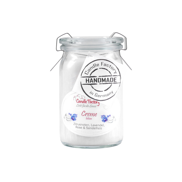 Die Duftkerze/Windlicht „Creme“ Baby-Jumbo von Candle Factory ist eine handgefertigte deutsche Kerze in einem Glasgefäß mit Metallverschluss und weißem Deckel, die Zitrus-, Lavendel-, Rosen- und Sandelholzaromen bietet. Hergestellt aus pflanzlichem Stearin für Umweltfreundlichkeit.