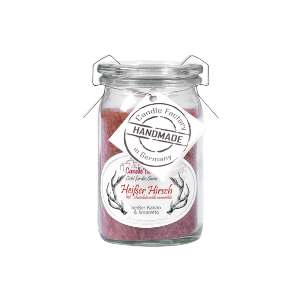 Die Baby-Jumbo-Duftkerze/Windlicht „Heißer Hirsch“ von The Candle Factory verströmt einen herrlichen Kakao- und Amaretto-Duft. Sie ist in Deutschland handgefertigt und verfügt über ein weißes Etikett und einen Drahtverschluss auf dem Deckel, der das tiefrosa Wachs im Inneren freigibt.