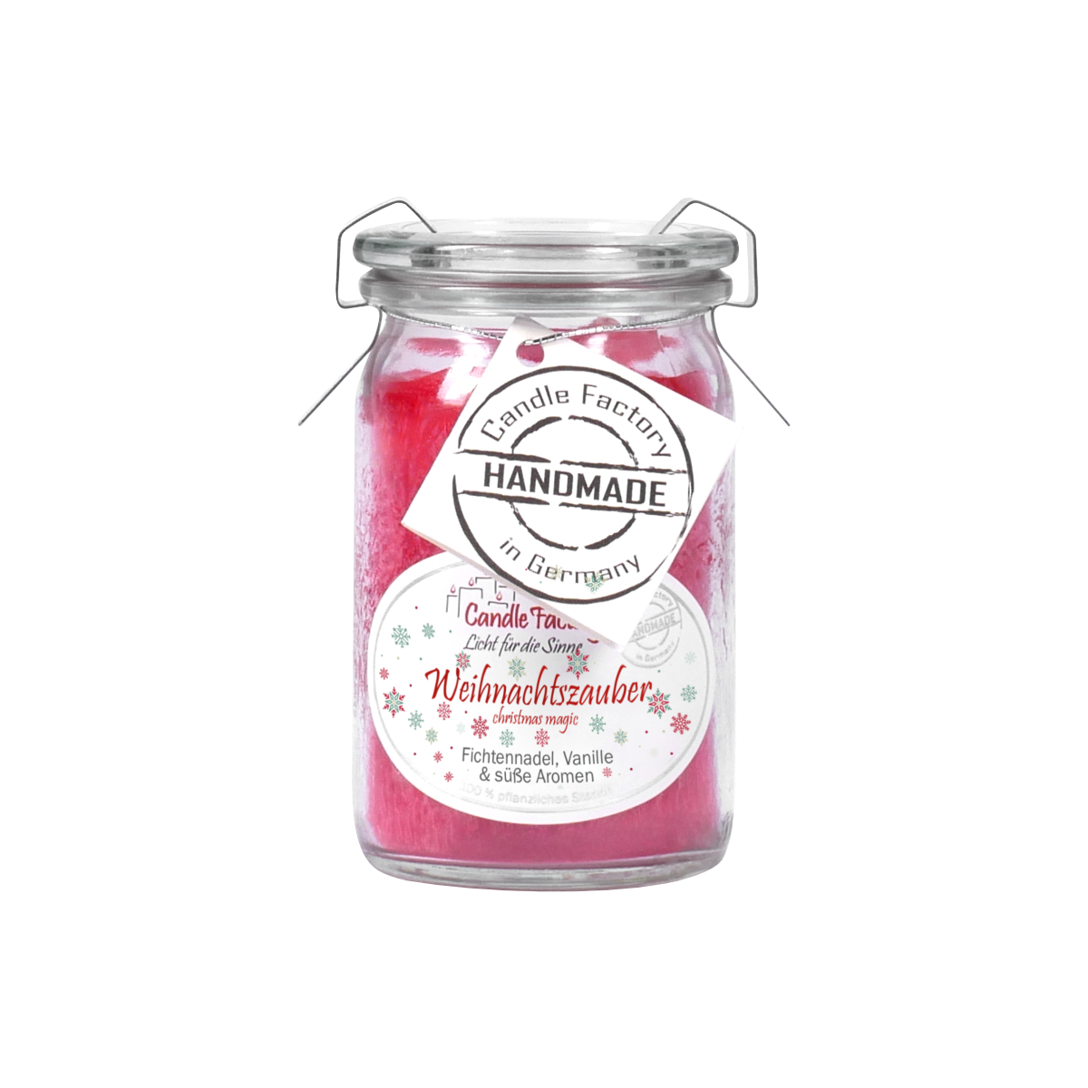 Die Duftkerze/Windlicht „Weihnachtszauber“ Baby-Jumbo von Candle Factory ist eine Kerze im Glasgefäß mit rotem Wachs, Noten von Tannennadeln, Vanille und süßen Aromen. Sie hat einen Metallverschlussdeckel und ein Etikett mit der Aufschrift „Candle Factory HANDMADE in Germany“.