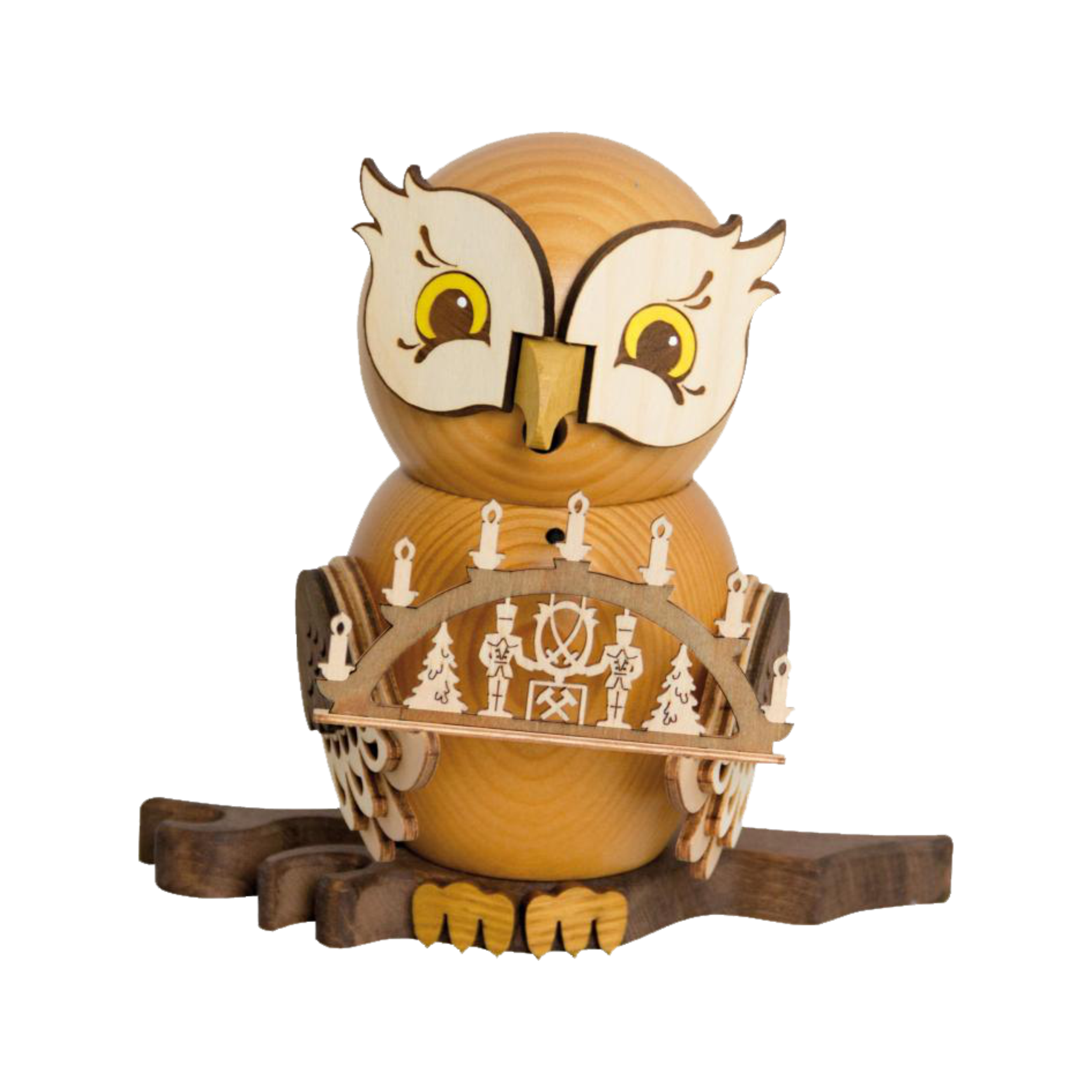 Die Rauchfigur Eule mit Schwibbogen von Drechslerei Kuhnert ist eine Holzeule mit großen Augen, die aus hellem und dunklem Holz gefertigt ist. Die Eule hält eine geschnitzte Brücke, die mit Räucherkerzen und Bäumen geschmückt ist und auf einem Ast thront.