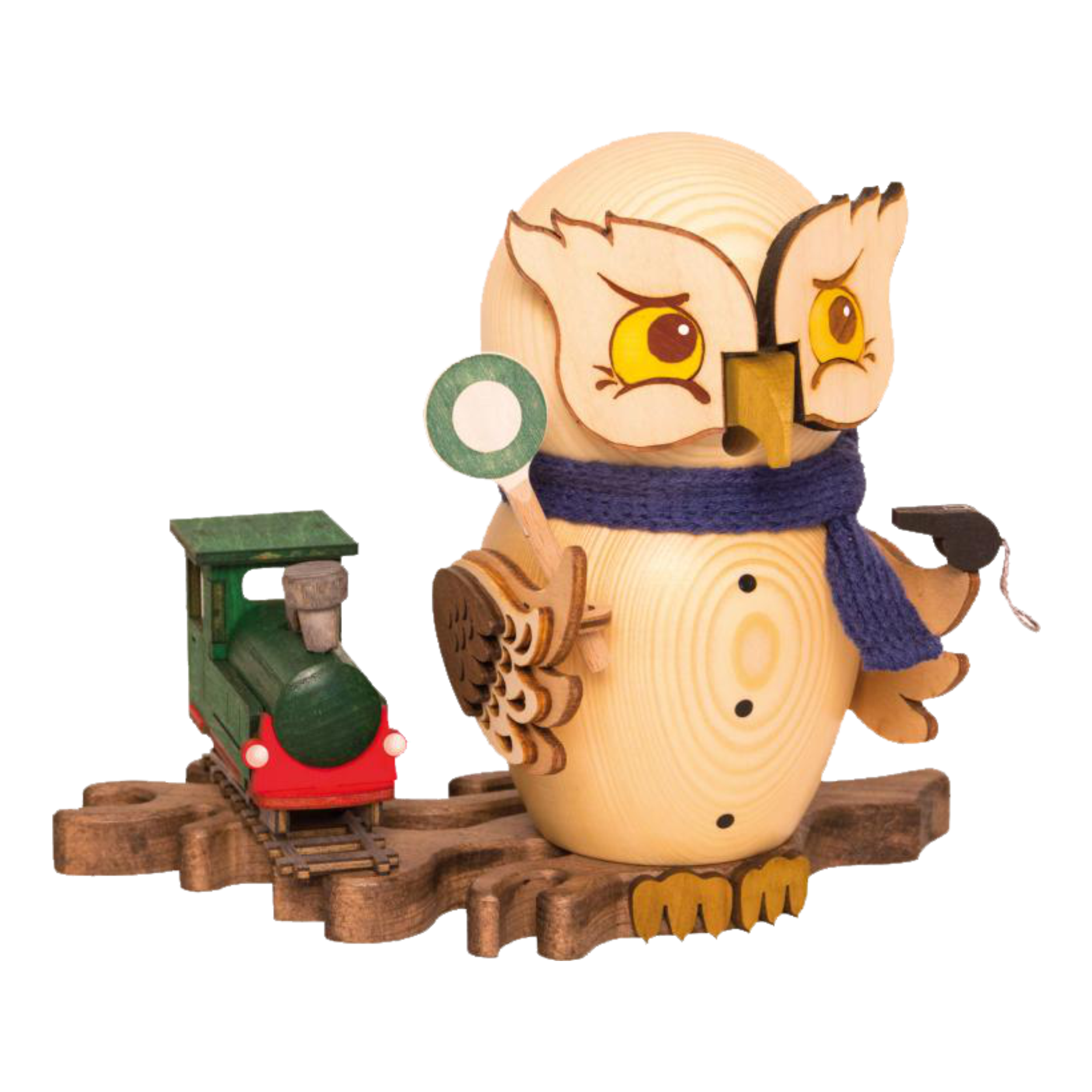 Die Rauchfigur Eule mit Eisenbahn von Drechslerei Kuhnert ist eine hölzerne Eulenfigur mit blauem Schal, die neben einem grün-roten Zug ein rundes Schild und eine kleine Tasse auf ihrem Sockel hält. Sie hat aufwendig geschnitzte Flügel und leuchtende Augen.