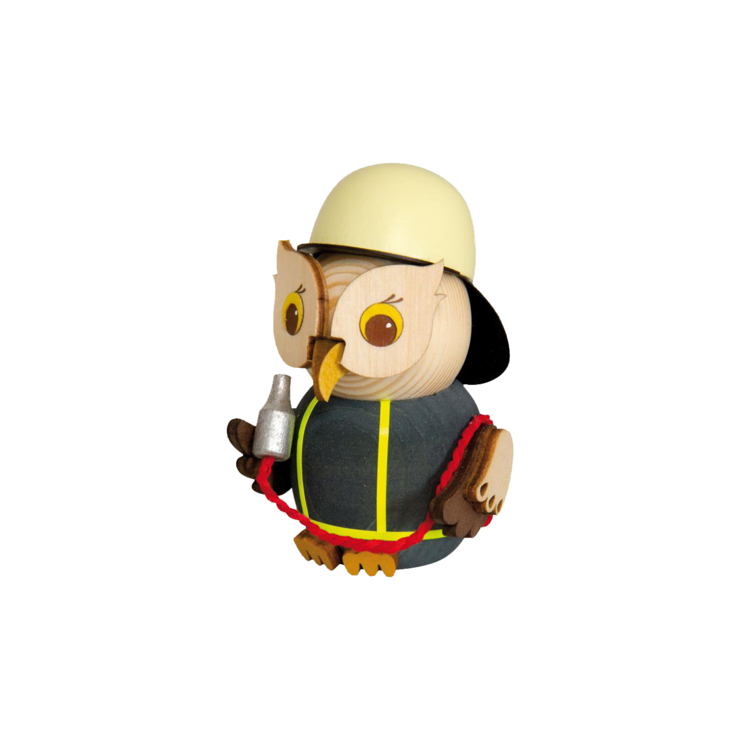 Drechslerei Kuhnert‘s Handarbeit präsentiert die Mini Eule Feuerwehr, eine bezaubernde Eulenfigur aus Holz in Feuerwehrkleidung, komplett mit gelbem Helm und blauer Uniform mit Reflektorstreifen, die in einem Flügel einen grauen Gegenstand und im anderen einen rot-gelben Schlauch hält.
