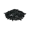Ein kleiner Stapel Räucherchips Styrax 10 g von Original Crottendorfer Räucherkerzen, mit unregelmäßigen schwarzen Holzkohlestücken auf weißem Grund - perfekt für die Herstellung von sinnlichem Duft Räucherwerk.