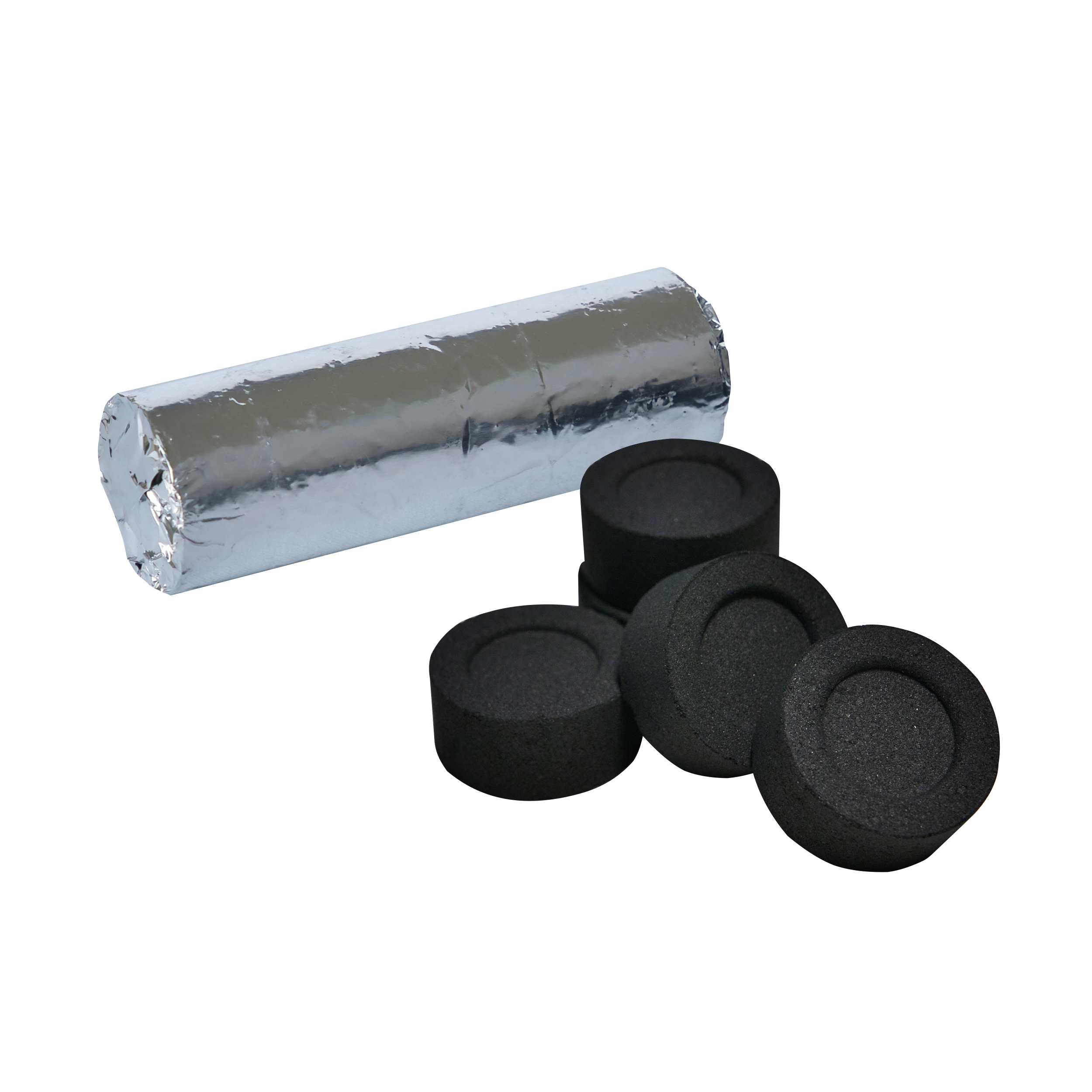 Mehrere einzelne schnellzündend Räucherkohle-Tabletten, von Original Crottendorfer Räucherkerzen, sowie eine in Folie verpackte Rolle sind auf schwarzem Hintergrund angeordnet.