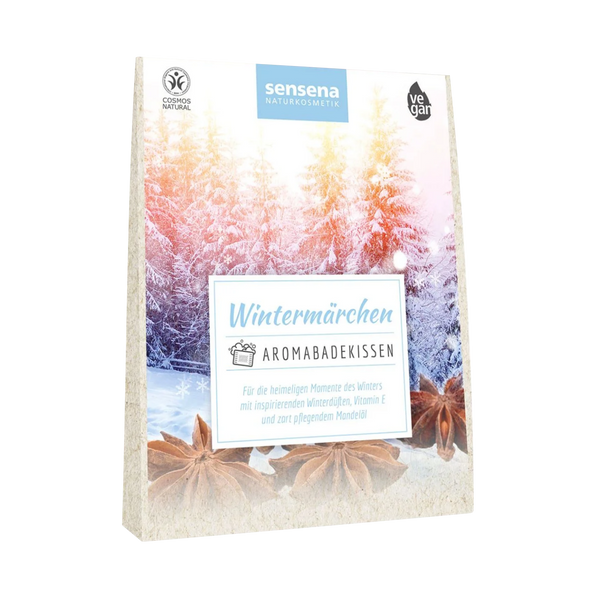 Eine Packung Candle Factory Aromabadekissen "Wintermärchen" zeigt einen verschneiten Wald, pastellfarbenen Himmel, Sternanis und Mandel; als vegan gekennzeichnet und mit Mandelöl für einen winterlichen Duft hergestellt; Naturkosmetik.