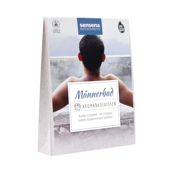 Das Aromabadekissen "Männerbad" von Candle Factory zeigt einen Mann, der sich in einem entspannenden Bad entspannt, mit veganen und naturkosmetischen Logos, einer Sandelholz-Duftnote und einem landschaftlichen Hintergrund auf seiner Verpackung.