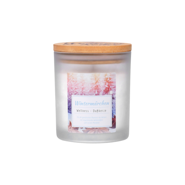 Die Candle Factory Wellness-Duftkerze "Wintermärchen" kommt im Milchglas-Tiegel mit Holzdeckel im rosa-lila Winterwald-Design - ideal für Fans von Naturkosmetik und nachhaltigen Stearinkerzen.
