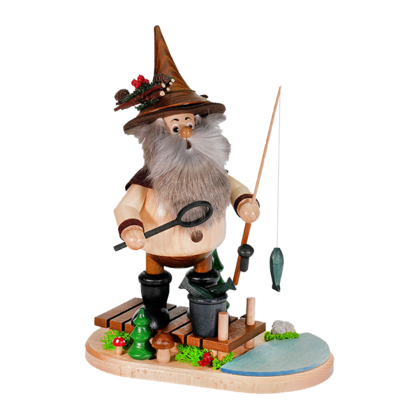 Der Waldwichtel-Angler von DWU Drechselwerkstatt Uhlig ist ein skurriler Räuchermann im Volkskunststil. Diese bärtige Holzfigur, die einen spitzen Hut trägt und eine Angelrute hält, steht auf einer vom Erzgebirge inspirierten Plattform mit Teich und Grün, hat ein bemaltes Gesicht und detaillierte Kleidung.