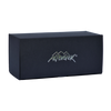 Der Alpenofen ist eine rechteckige schwarze Box mit der Aufschrift „ALPENOFEN“ und einem Berglogo in Metallic-Optik. Er spiegelt die Handwerkskunst des Erzgebirges wider und verbindet Tradition und moderne Eleganz.