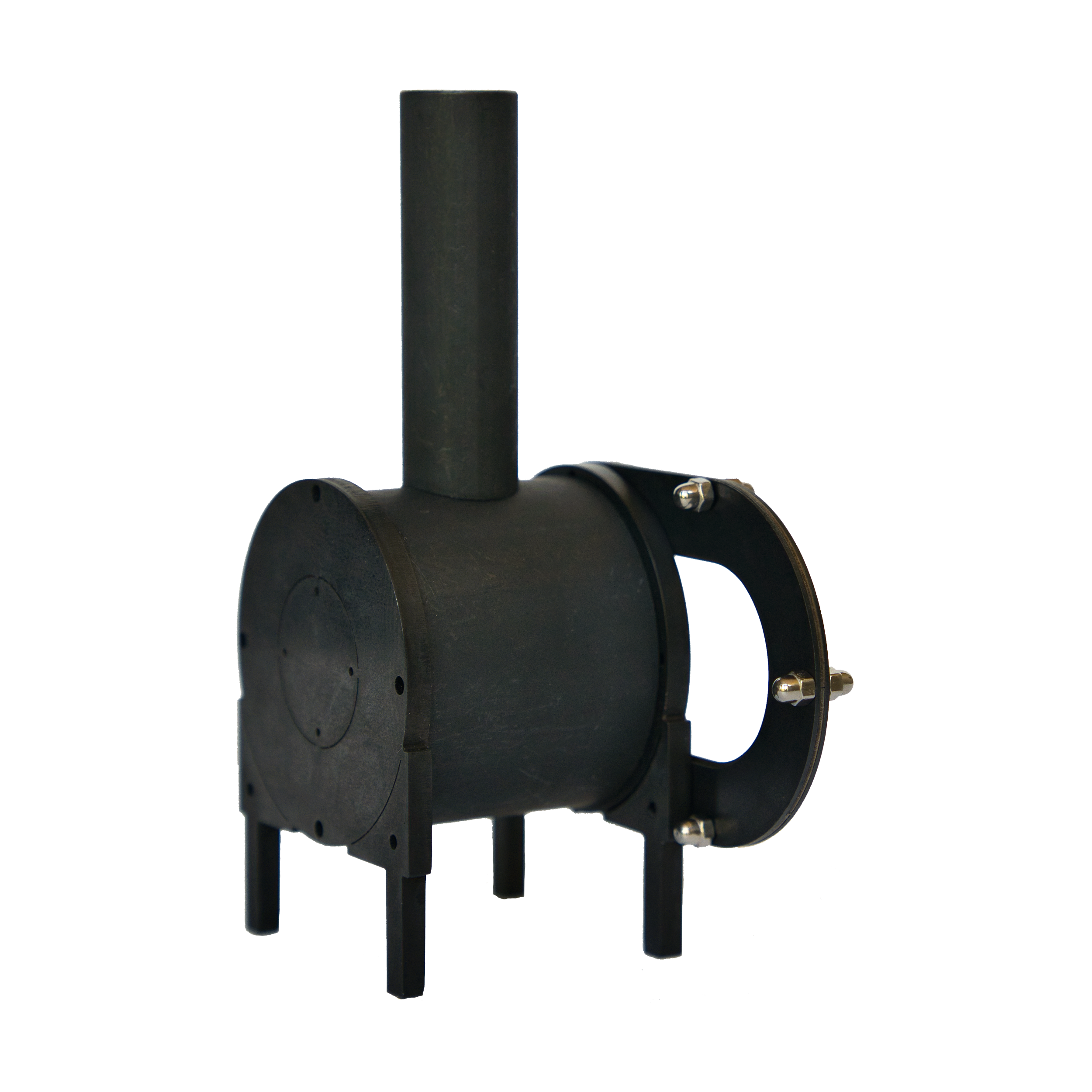 Der offene Kamin von Alpenofen hat ein minimalistisches Design mit einem zylindrischen Korpus aus schwarzem Metall und einem vertikalen Kamin, der an traditionelle Alpenöfen erinnert. Er steht auf vier kurzen Beinen mit einer runden, mit Bolzen gesicherten Öffnung und zeugt von der handwerklichen Meisterschaft des Erzgebirges.