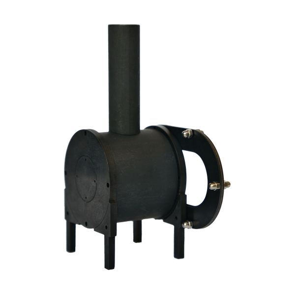 Der offene Kamin von Alpenofen hat ein minimalistisches Design mit einem zylindrischen Korpus aus schwarzem Metall und einem vertikalen Kamin, der an traditionelle Alpenöfen erinnert. Er steht auf vier kurzen Beinen mit einer runden, mit Bolzen gesicherten Öffnung und zeugt von der handwerklichen Meisterschaft des Erzgebirges.