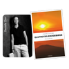 Schwarz-Weiß-Foto von Danielle Zinn mit einem Buch in der Hand, neben dem Cover der Ticket-Romanlesung „Glutrotes Erzgebirge“ von Original Crottendorfer, mit Sonnenuntergang über den Crottendorfer Bergen. Lesungen: 31.05.25 und 23.08.25, jeweils um 14 Uhr.