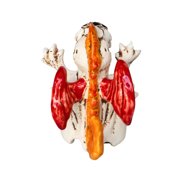 Das Bild zeigt den KU Drache BOOH! von Kurilin DECO und stellt ein anatomisches Modell eines Frosches ohne Rücken dar. Dadurch kommen leuchtend gefärbte innere Organe wie rote Lungen und eine orangefarbene Wirbelsäule vor einem schwarzen Hintergrund zum Vorschein, was an ein mystisches Räucherwerk im Inneren eines Keramikdrachen erinnert.