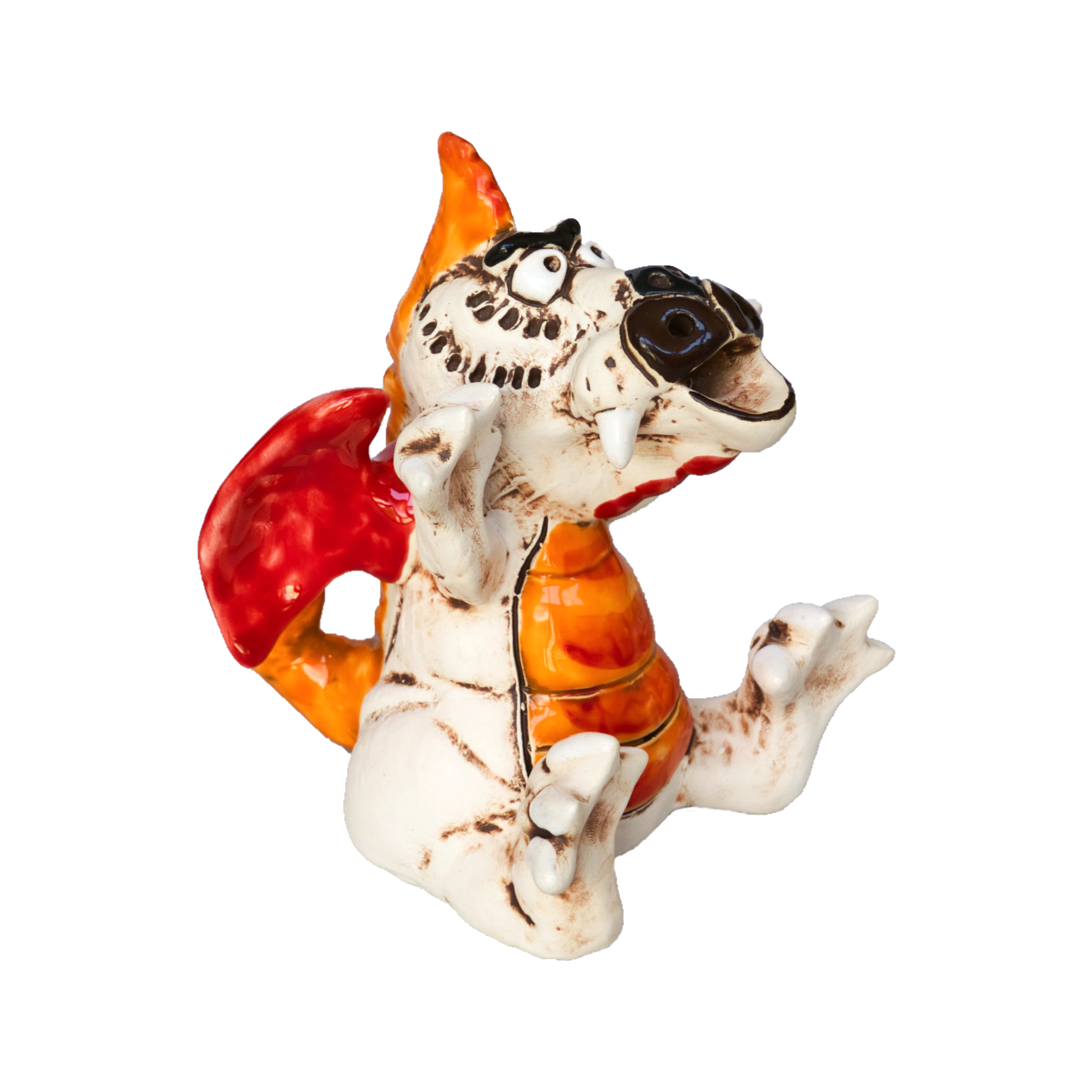 Die KU Drache BOOH!-Figur von Kurilin DECO hat einen verspielten Ausdruck mit leuchtend roten Flügeln, einem orangefarbenen Bauch und einem cremefarbenen Körper. Sie hat große Augen, übertriebene Zähne und sitzt aufrecht mit einer erhobenen Pfote.