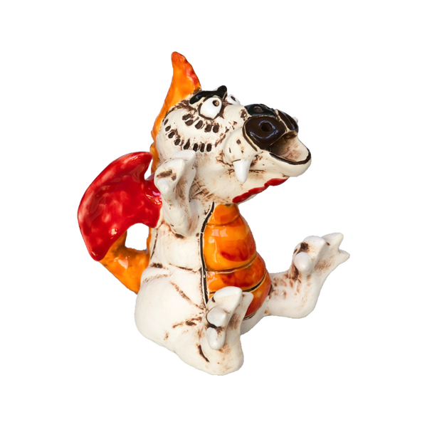 Die KU Drache BOOH!-Figur von Kurilin DECO hat einen verspielten Ausdruck mit leuchtend roten Flügeln, einem orangefarbenen Bauch und einem cremefarbenen Körper. Sie hat große Augen, übertriebene Zähne und sitzt aufrecht mit einer erhobenen Pfote.