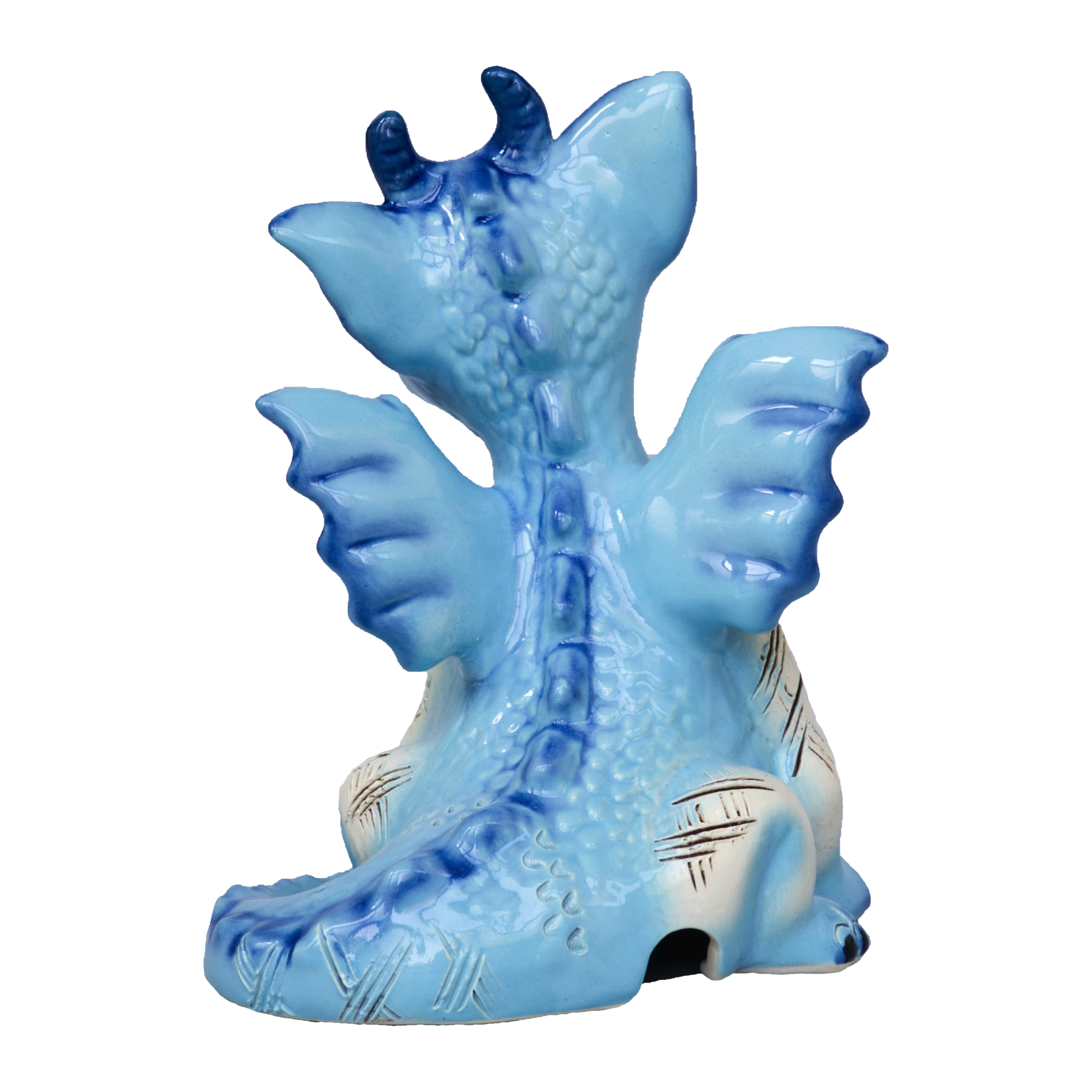 Der KU Drache Blau von Kurilin DECO ist eine blaue Drachenfigur aus Keramik mit aufwendigen Details, die zwei Hörner, strukturierte Haut und markante Flügel zeigt. Er sitzt mit einem eingerollten Schwanz vor einem schlichten weißen Hintergrund und ähnelt einer mystischen Räucherkerze, die bereit ist, Ihren Raum zu bewachen.