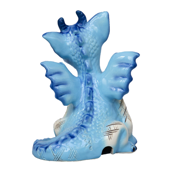 Der KU Drache Blau von Kurilin DECO ist eine blaue Drachenfigur aus Keramik mit aufwendigen Details, die zwei Hörner, strukturierte Haut und markante Flügel zeigt. Er sitzt mit einem eingerollten Schwanz vor einem schlichten weißen Hintergrund und ähnelt einer mystischen Räucherkerze, die bereit ist, Ihren Raum zu bewachen.