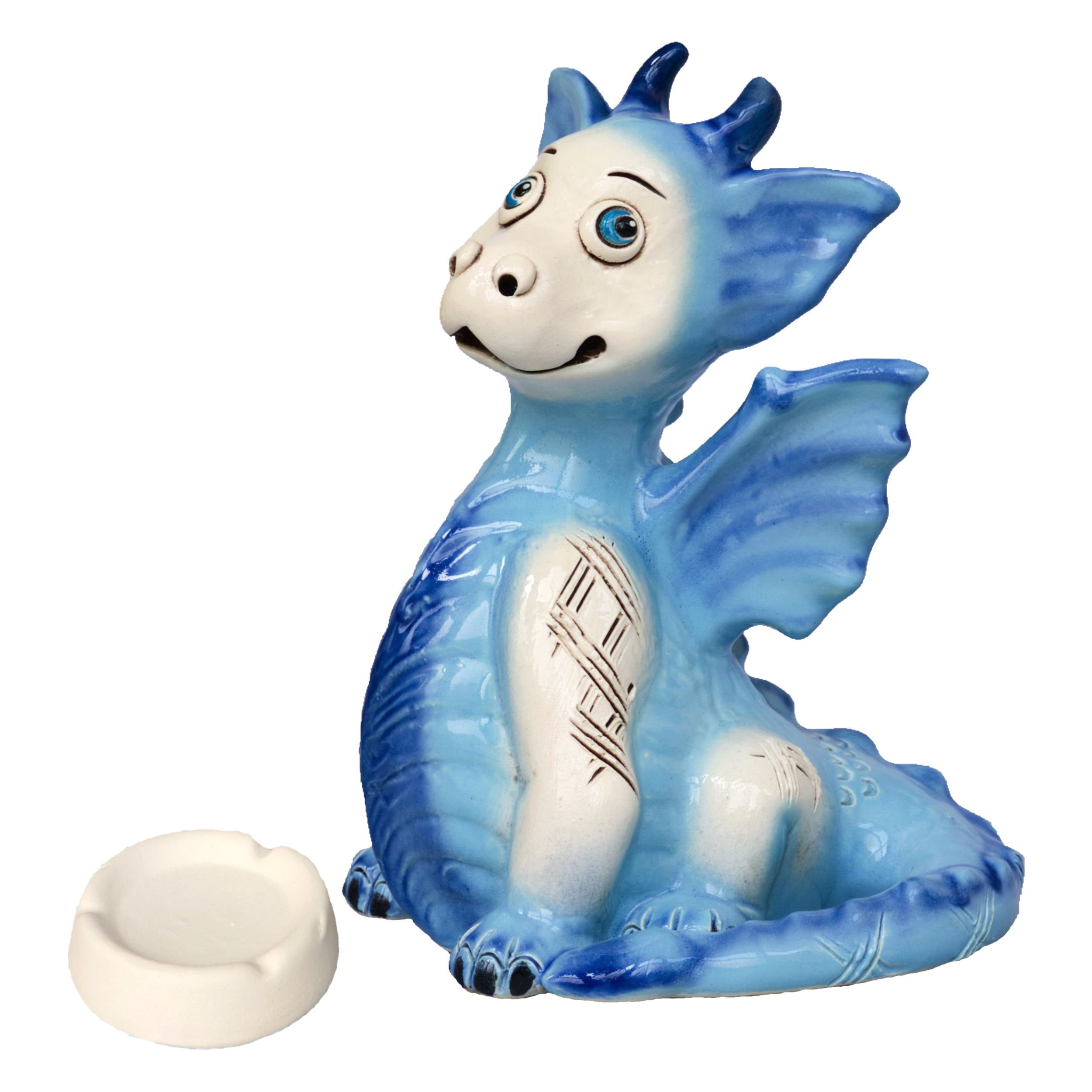 Der KU Drache Blau von Kurilin DECO, eine Drachenfigur aus Keramik mit verspielten Augen und kleinen Flügeln in Blau- und Weißtönen, sitzt anmutig neben einer runden, weißen Schale auf schwarzem Hintergrund und ist bereit, eine zarte Räucherkerze zu halten.
