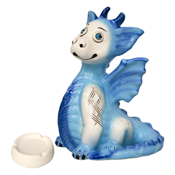 Der KU Drache Blau von Kurilin DECO, eine Drachenfigur aus Keramik mit verspielten Augen und kleinen Flügeln in Blau- und Weißtönen, sitzt anmutig neben einer runden, weißen Schale auf schwarzem Hintergrund und ist bereit, eine zarte Räucherkerze zu halten.