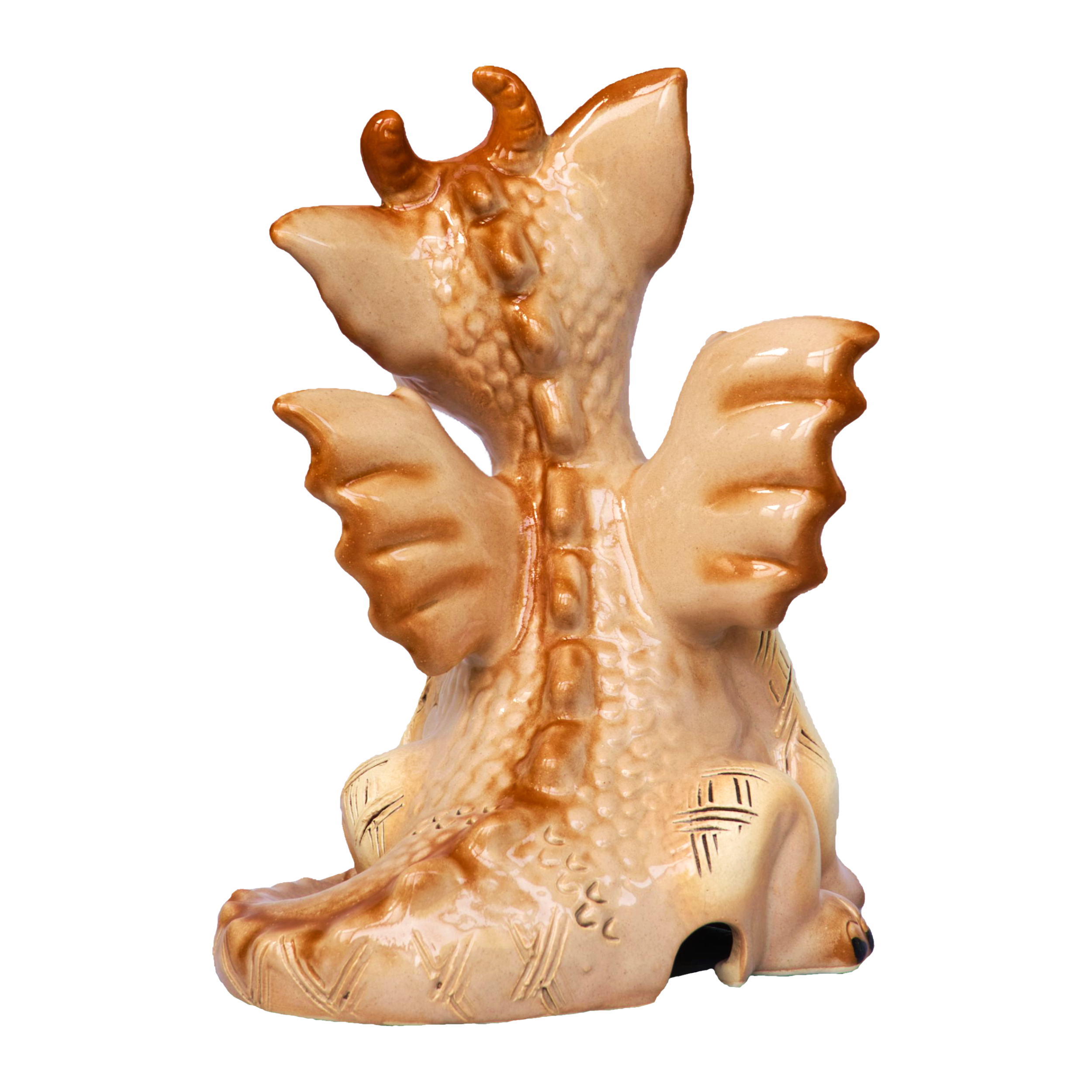 Der KU Drache Braun von Kurilin DECO ist eine handgefertigte Drachenfigur aus Keramik. Sie hat eine glänzende hellbraune Oberfläche mit detaillierten Schuppen, kleinen Hörnern und Flügeln. Der sitzende Drache ist abgewandt und hat seinen Schwanz um die Basis gewickelt, ideal zum Halten einer Räucherkerze.