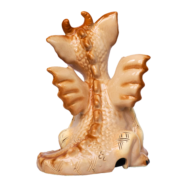 Der KU Drache Braun von Kurilin DECO ist eine handgefertigte Drachenfigur aus Keramik. Sie hat eine glänzende hellbraune Oberfläche mit detaillierten Schuppen, kleinen Hörnern und Flügeln. Der sitzende Drache ist abgewandt und hat seinen Schwanz um die Basis gewickelt, ideal zum Halten einer Räucherkerze.
