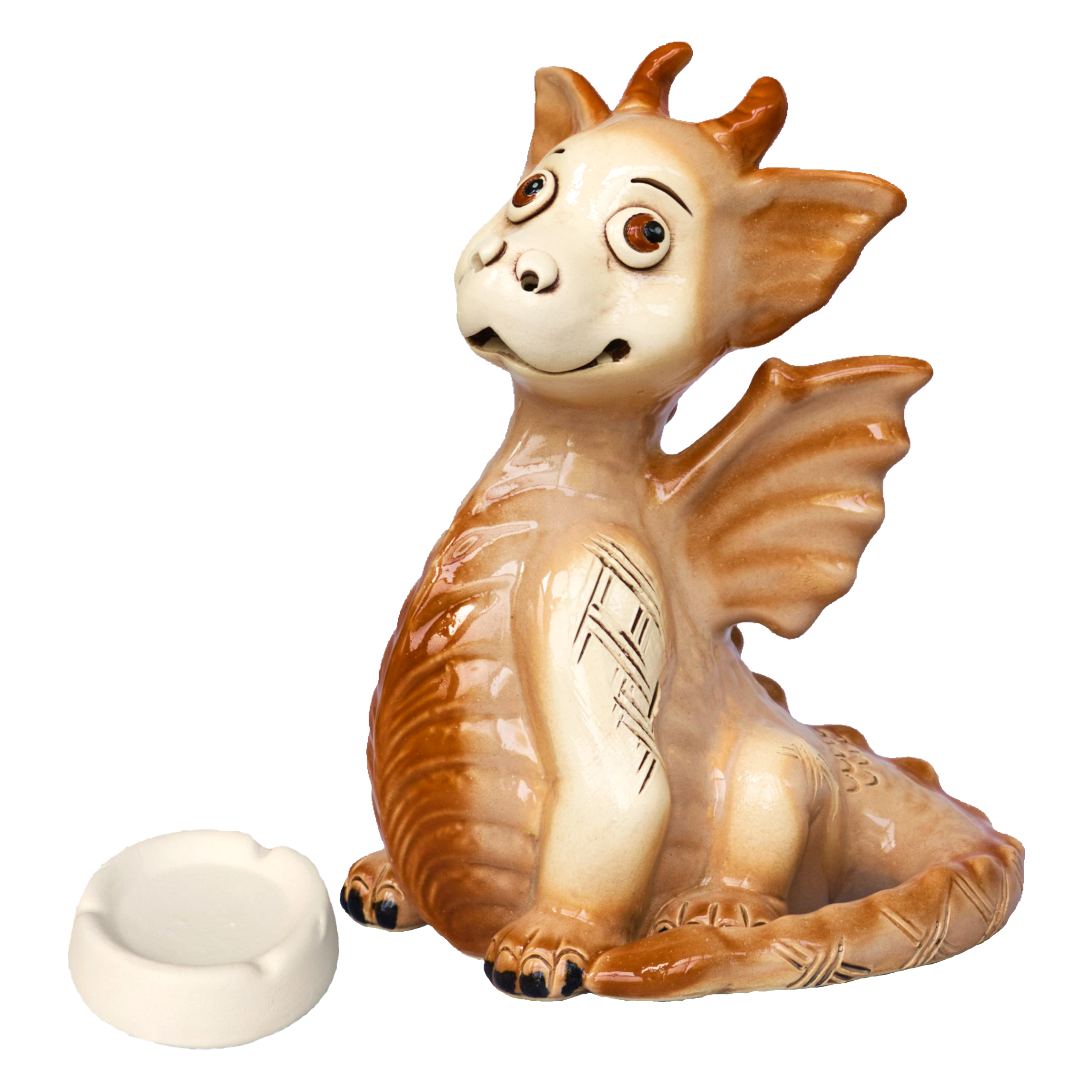 Der KU Drache Braun von Kurilin DECO ist eine handgefertigte Drachenfigur aus Keramik mit einem lächelnden Gesichtsausdruck in hellbraunen und hellbraunen Farben. Sie verfügt über detaillierte Flügel und sitzt neben einer kleinen, weißen Schale auf weißem Hintergrund, perfekt, um in ruhigen Momenten Ihre Lieblings-Räucherkerze zu halten.