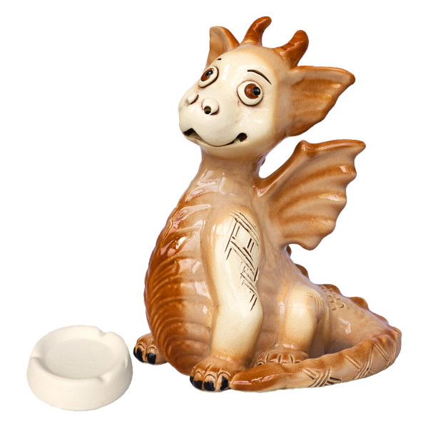 Der KU Drache Braun von Kurilin DECO ist eine handgefertigte Drachenfigur aus Keramik mit einem lächelnden Gesichtsausdruck in hellbraunen und hellbraunen Farben. Sie verfügt über detaillierte Flügel und sitzt neben einer kleinen, weißen Schale auf weißem Hintergrund, perfekt, um in ruhigen Momenten Ihre Lieblings-Räucherkerze zu halten.